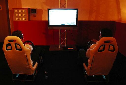 Racing Simulator bei einer Kundenveranstaltung in Groß Dölln Zwei Spieler in Sessels spielen an einem Racing Simulator.