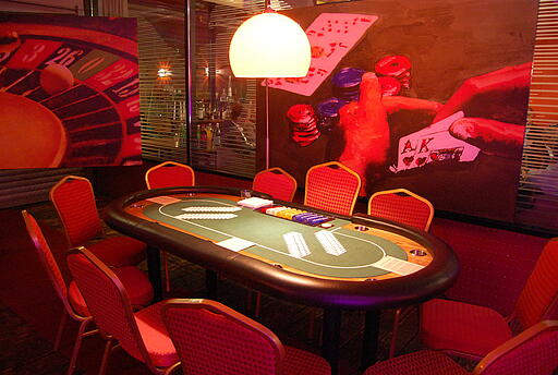 Pokerspieltisch in der Eventlocation Am Kai Pokerspieltisch mit Dekorationsstellwand in der Eventlocation Am Kai