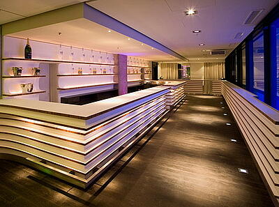 Bar in der Eventlocation Am Kai helle futuristische Bar in der Eventlocation Am Kai