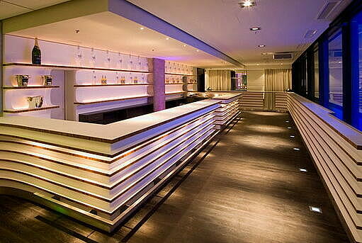 Bar in der Eventlocation Am Kai helle futuristische Bar in der Eventlocation Am Kai