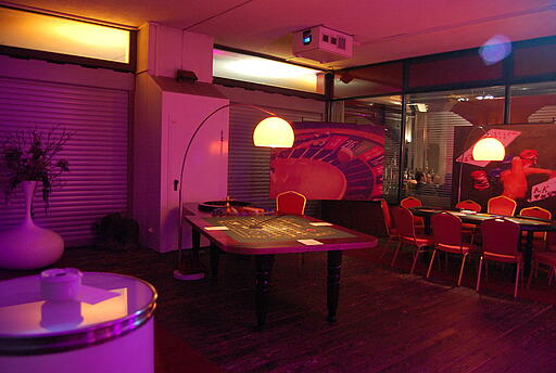 großer Roulette-Tisch in der Eventlocation Am Kai Spielcasino mit einem großen Roulette-Tisch und einem Pokertisch in der Eventlocation Am Kai