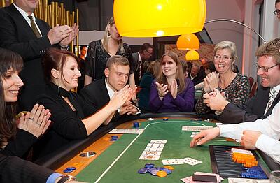 Team Building am Pokertisch Teilnehmer beim Team Building am Pokertisch applaudieren.