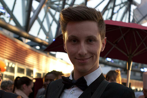 Bauchladenjunge als Idee für ein Corporate Event Lächelnder Bauchladenjunge beim Cine Royal im SonyCenter am Potsdamer Platz.