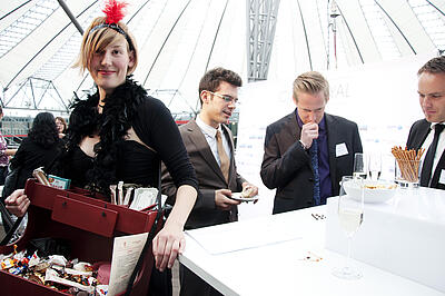 Bauchladenmädchen auf einem Kundenevent Bauchladenmädchen im 20er Jahfre Oufti auf einem Kundenevent