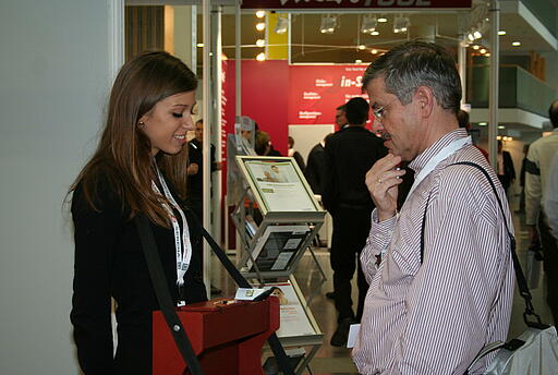 Bauchladenmädchen auf der Hausmesse der Sigs Datacom GmbH Bauchladenmädchen rätselt mit Gästen der Hausmesse der Sigs Datacom GmbH