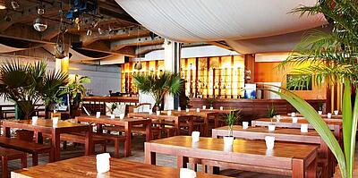 Außenbereich des beach38grad in München Außenbereich mit Sitzmöglichkeiten des beach38grad in München