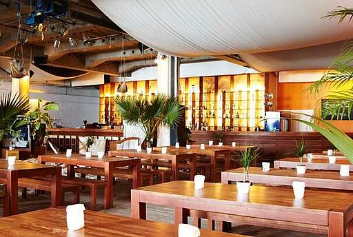 Außenbereich des beach38grad in München Außenbereich mit Sitzmöglichkeiten des beach38grad in München