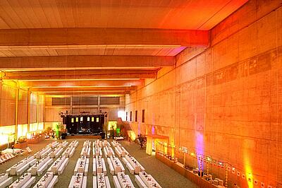 Innenansicht der Eventfläche des beach38grad in München Innenansicht der Eventfläche mit gedeckten Tischen des beach38grad in München