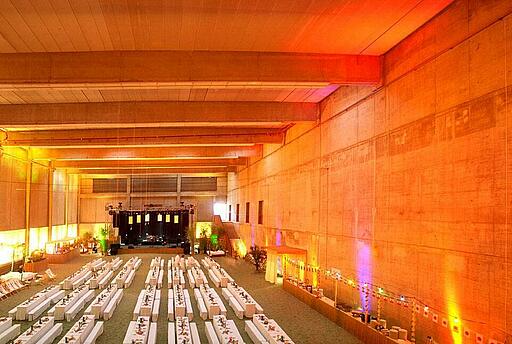 Innenansicht der Eventfläche des beach38grad in München Innenansicht der Eventfläche mit gedeckten Tischen des beach38grad in München