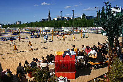 Volleyball - Beachbar Mitte Mehrere Volleyball-Spielfelder mit Spielern in der Beachbar Mitte