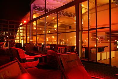 Terrasse der Beachbar Mitte Terrasse der Beachbar Mitte mit Sitzmöglichkeiten