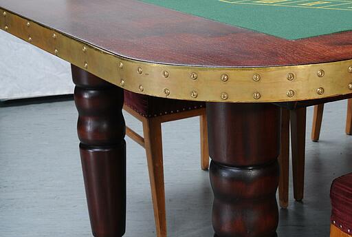 Beine vom großen Roulette-Tisch Beine vom großen Roulette-Tisch