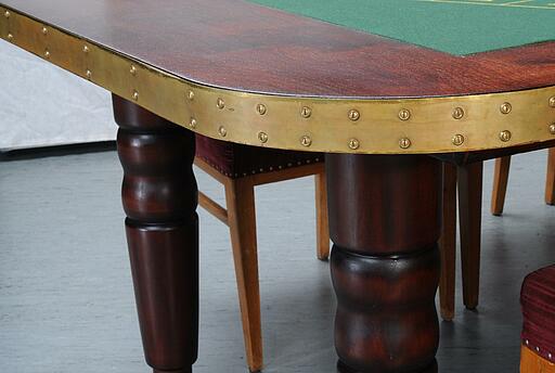 Beine vom großen Roulette-Tisch Beine vom großen Roulette-Tisch