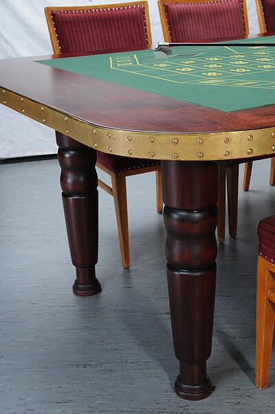 Beine vom großen Roulette-Tisch Beine vom großen Roulette-Tisch