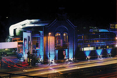 Außenansicht der Bellini Hallen bei Nacht in Köln Außenansicht der beleuchteten Bellini Hallen bei Nacht in Köln