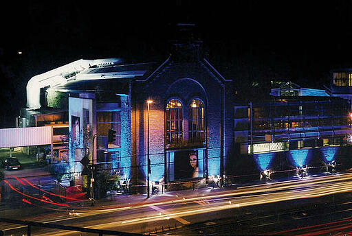 Außenansicht der Bellini Hallen bei Nacht in Köln Außenansicht der beleuchteten Bellini Hallen bei Nacht in Köln