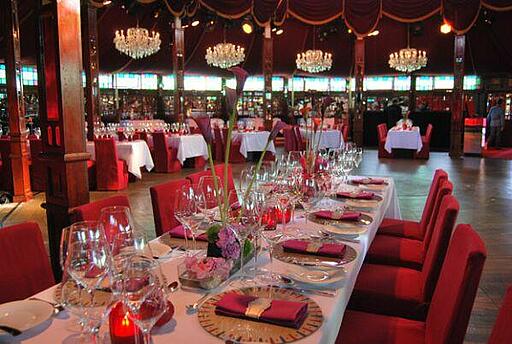 Event in den Bellini Hallen in Köln gedeckte Tische bei einem Event in den Bellini Hallen in Köln