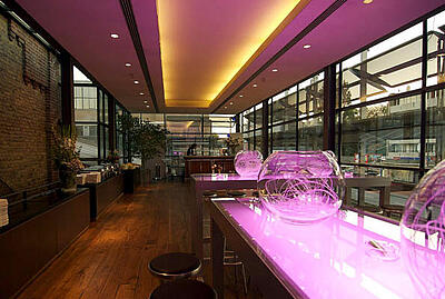 Innenansicht der Bellini Hallen in Köln Innenansicht mit futuristischen Tischen in den Bellini Hallen in Köln