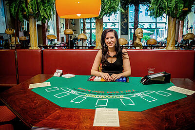 Blackjack-Spieltisch im Restaurant Nolle Blackjack-Spieltisch mit lächelndem Croupier im Restaurant Nolle