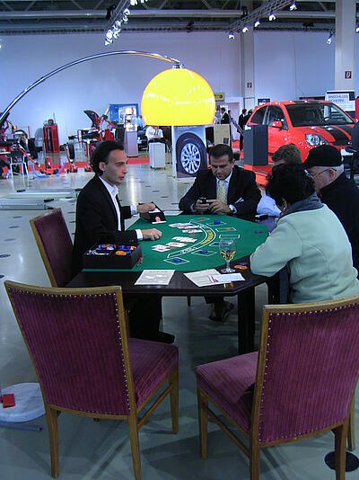 Messegäste spielen Blackjack auf dem Messestand der Rema Tip Top GmbH Blackjack als Publikumsmagnet am Messestand der Rema Tip Top GmbH