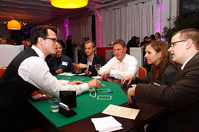 Blackjack-Spieltisch bei der Kundenveranstaltung der MCI-Pub Gäste spielen Blackjack bei der Kundenveranstaltung der MCI-Pub