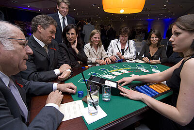 Blackjack-Spieltisch bei einer Charity-Veranstaltung Gäste spielen Blackjack bei einer Charity-Veranstaltung.