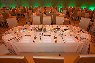 Dinnertische bei der Weihnachtsfeier von brands4friends gedeckte Tische für das Dinner bei der Weihnachtsfeier von brands4friends