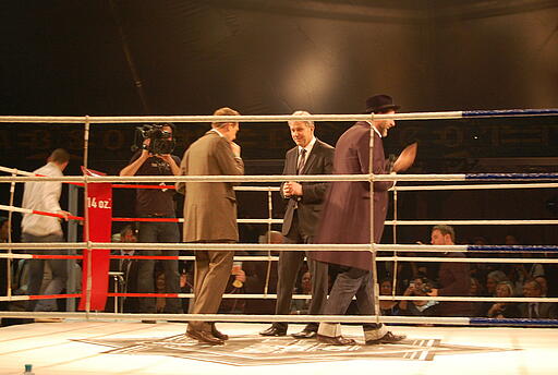 Klaus Wowereit eröffnet Bread & Butter Klaus Wowereit steht im Boxring und eröffnet Bread & Butter 2011 in Berlin-Tempelhof