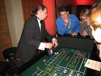 Craps-Würfelspieltisch bei einem Kick off Dealer erklärt die Spielregeln für Craps anlässlich eines Kick offs.