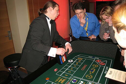 Craps-Würfelspieltisch bei einem Kick off Dealer erklärt die Spielregeln für Craps anlässlich eines Kick offs.