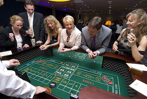 Craps-Spieltisch bei einer Charity-Veranstaltung für die DKMS Gäste einer Charity-Veranstaltung für die DKMS spielen an einem Craps-Würfeltisch