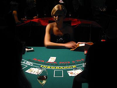 Croupier Katja teilt sich Karten aus Croupier Katja teilt sich Karten beim Blackjack aus