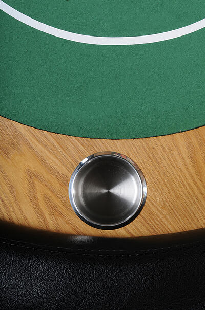 Cupholder im kleinen Poker-Tisch Cupholder im kleinen Poker-Tisch
