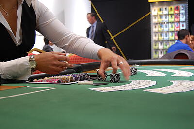 Dealer bei einem Messeevent Dealer bereitet Pokerspiel bei einem Messeevent vor.