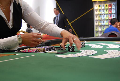 Dealer bei einem Messeevent Dealer bereitet Pokerspiel bei einem Messeevent vor.