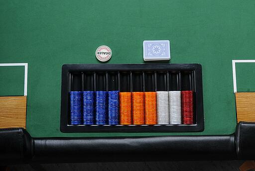 Draufsicht kleinen Poker-Tisch mit Jetons und Dealerbutton Draufsicht kleinen Poker-Tisch mit Jetons und Dealerbutton