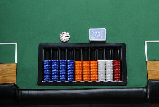 Draufsicht kleinen Poker-Tisch mit Jetons und Dealerbutton Draufsicht kleinen Poker-Tisch mit Jetons und Dealerbutton