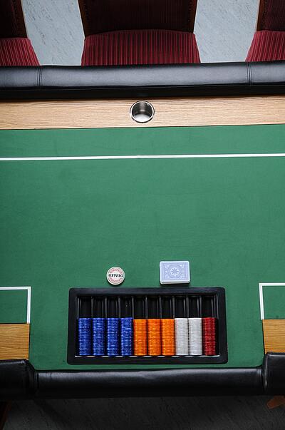 Draufsicht kleinen Poker-Tisch mit Jetons und Dealerbutton Draufsicht kleinen Poker-Tisch mit Jetons und Dealerbutton