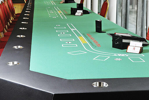 Dreifach-Blackjack-Tisch für eine Kundenveranstaltung Dreifach-Blackjack-Tisch vor Spielbeginn bei einer Kundenveranstaltung