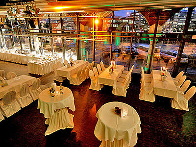 Zollhalle im ehemaligen Hauptzollamts in Hamburg Zollhalle mit gedeckten Tischen mit Glasfassade im ehemaligen Hauptzollamts in Hamburg