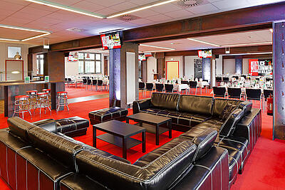 Eiserne Lounge Wuhlseite in der Alten Försterei Eiserne Lounge mit Sitzmöglichkeiten auf der Wuhlseite in der Alten Försterei