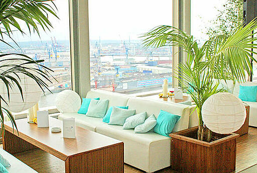 Sommerparty im Elbpanorama Palmen und Couchen mit schöner Aussicht auf die Elbe bei einer Sommerparty im Elbpanorama