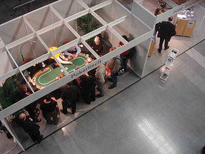 Messestand der Sigs Datcom GmbH Pokertisch aus der Vogelperspektive am Messestand der Sigs Datacom GmbH.