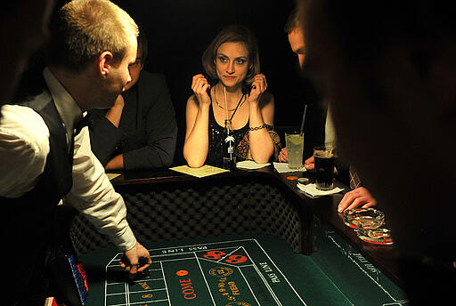 Frau am Craps-Würfeltisch Frau spielt am Craps-Würfeltisch