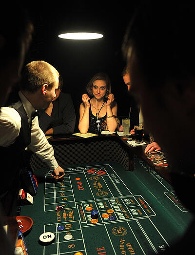 Frau am Craps-Würfeltisch Frau spielt am Craps-Würfeltisch