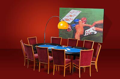 großer Poker-Tisch mit Bestuhlung vor einer Dekorationsstellwand großer Poker-Tisch mit Bestuhlung vor einer Dekorationsstellwand mit rotem Hintergrund