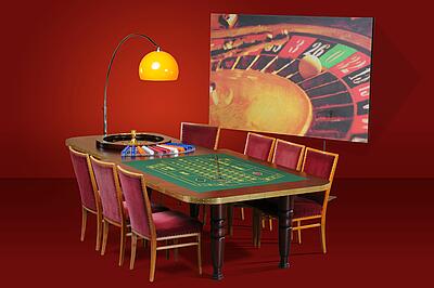 großer bestuhlter Roulette-Tisch vor einer Dekorationsstellwand großer bestuhlter Roulette-Tisch vor einer Dekorationsstellwand mit rotem Hintergrund