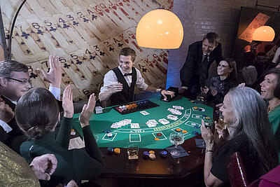 gute Stimmung am Blackjack-Tisch gute Stimmung am Blackjack-Tisch bei einem Mitarbeiter-Event