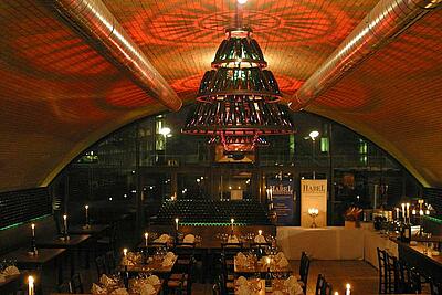 Habel Weinkultur bei Nacht Habel Weinkultur bei Nacht mit riesigem Kronleuchter