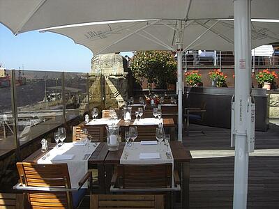 Terrasse im Hafen Klub an der Elbe in Hamburg Terrasse mit Sitzgelegenheiten im Hafen Klub an der Elbe in Hamburg